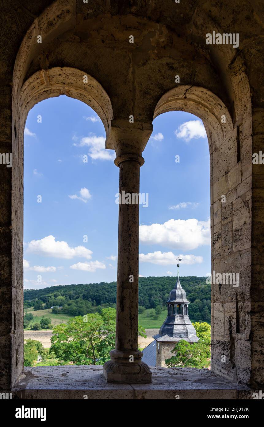 Göllingen, Turingia, Germania - 14 agosto 2017: Vista attraverso una finestra della torre ovest del monastero romanico rovine di San Wigbert. Foto Stock