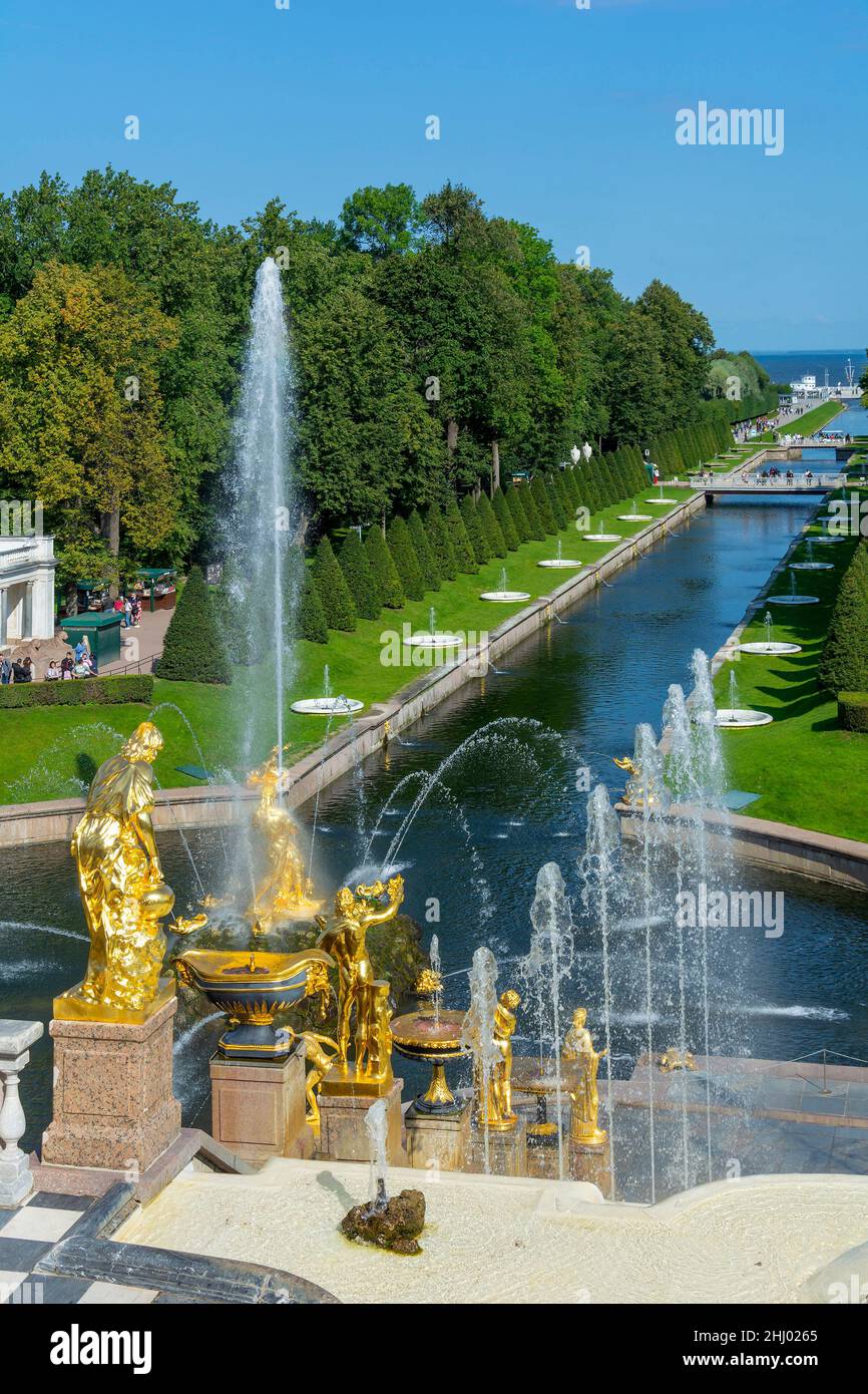 Peterhof, vista dalla terrazza del palazzo sul Canal Grande Cascade Sea, Lower Park Foto Stock