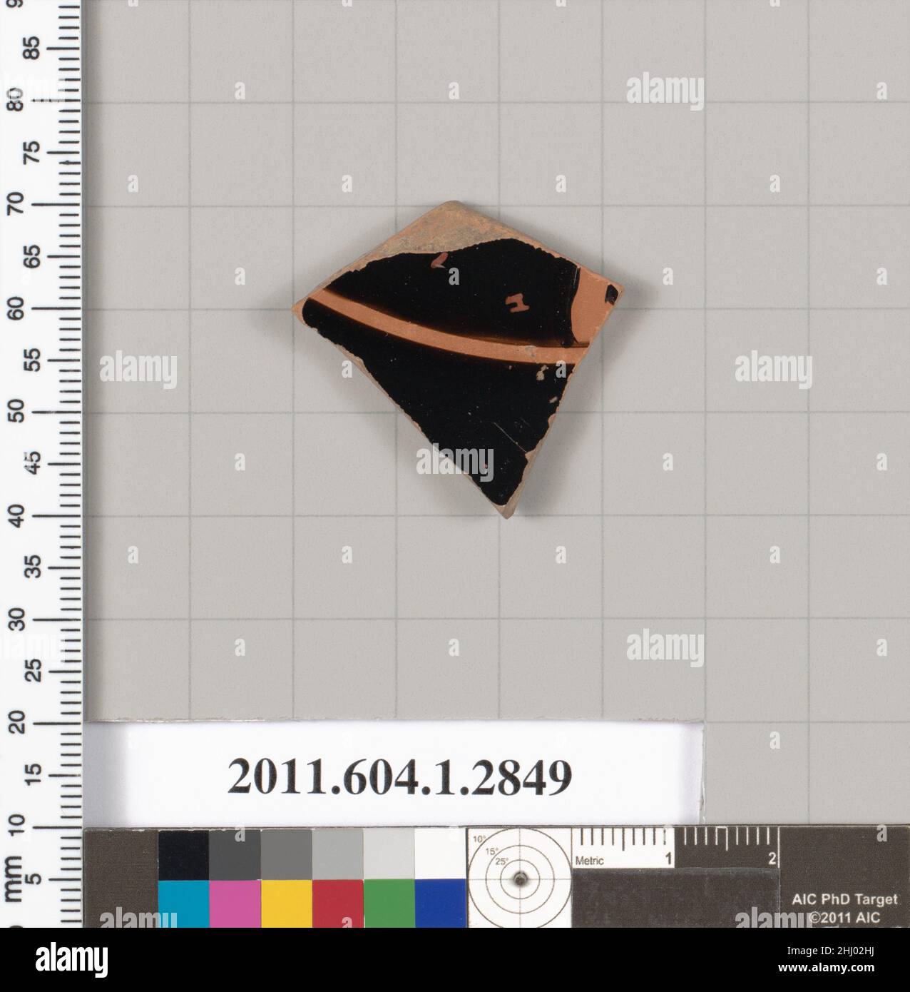 Frammento di terracotta di una kylix (tazza da bere) 520–490 a.C. Greco, Attico interno, polpaccio inferiore e parte di caviglia di figura a destra; due lettere di un'iscrizione, HI?. Frammento di terracotta di una kylix (tazza da bere) 689399 Foto Stock