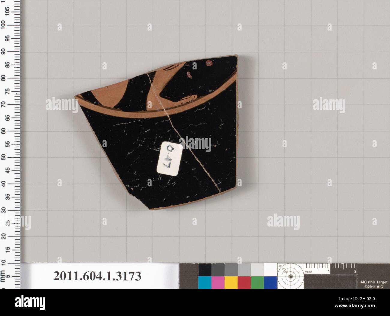 Frammento di terracotta di una kylix (tazza da bere) 510–490 a.C. Greco, Attico interno, ginocchio destro e vitello sinistro e piede di maschio a destra; due lettere di un'iscrizione, OS?; esterno, piede sinistro e zoccoli. Frammento di terracotta di una kylix (tazza da bere) 691706 Foto Stock