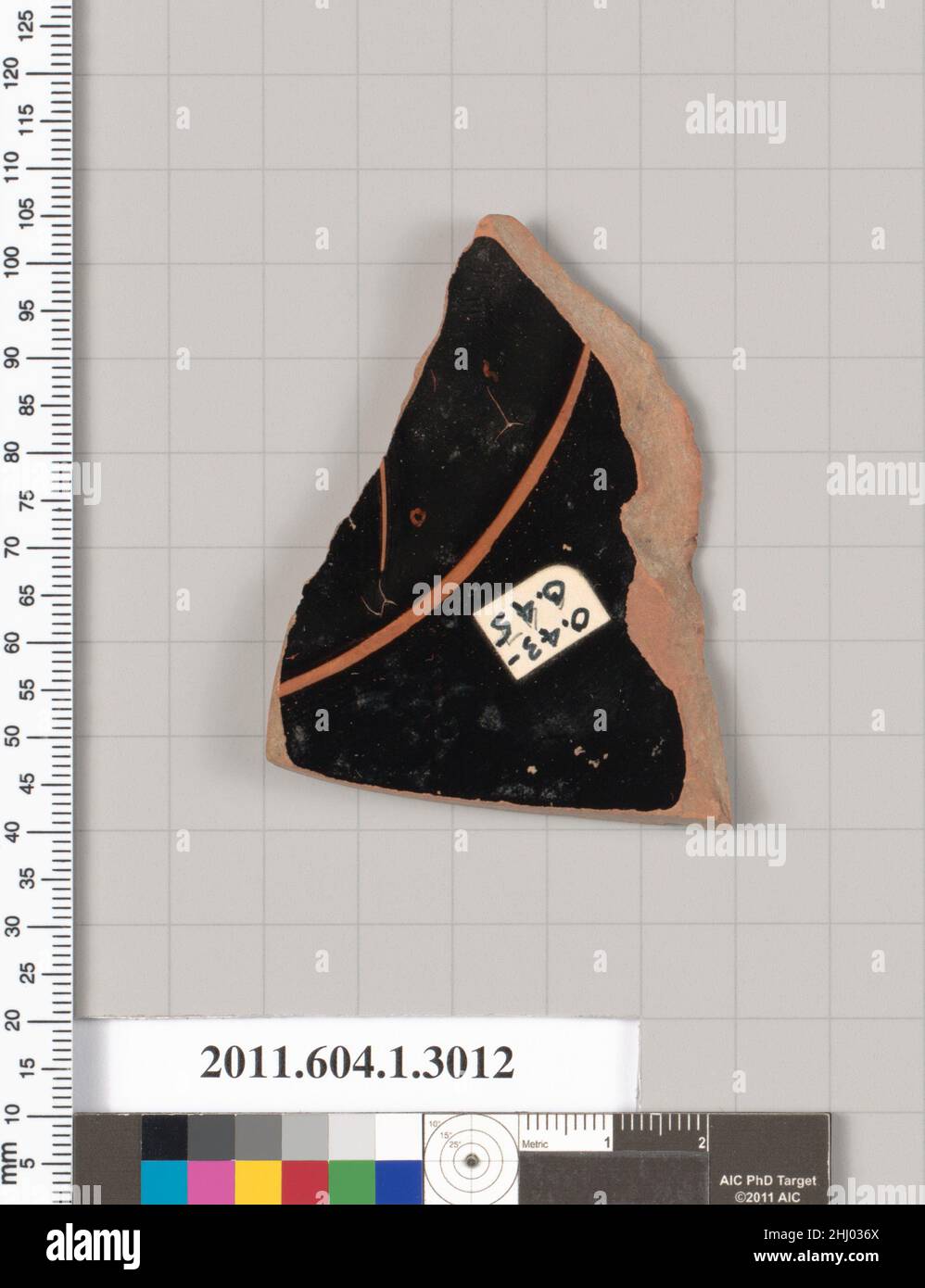 Frammento di terracotta di una kylix (tazza da bere) 520–480 a.C. Greco, Attico interno, parte di ramo?; due lettere di una iscrizione, OS. Frammento di terracotta di una kylix (tazza da bere) 689516 Foto Stock