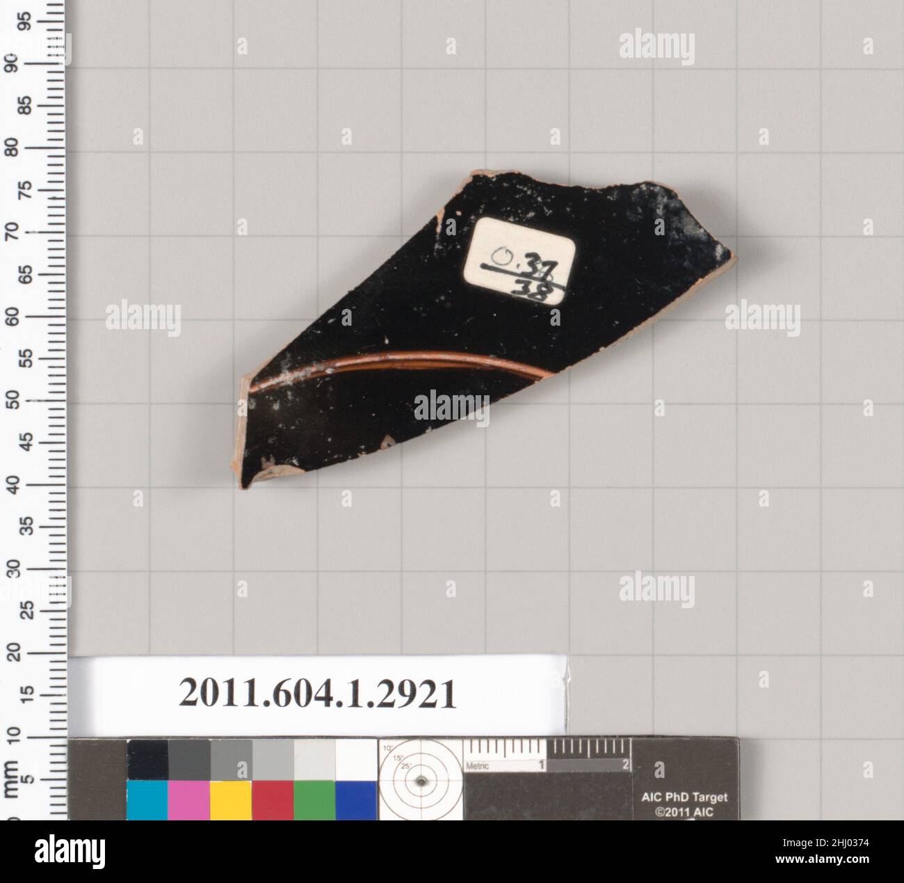 Frammento di terracotta di una kylix (tazza da bere) 6th/5th secoli a.C. Greco, Attico interno, due lettere di un'iscrizione, KA[LOS]?. Frammento di terracotta di una kylix (tazza da bere) 689470 Foto Stock