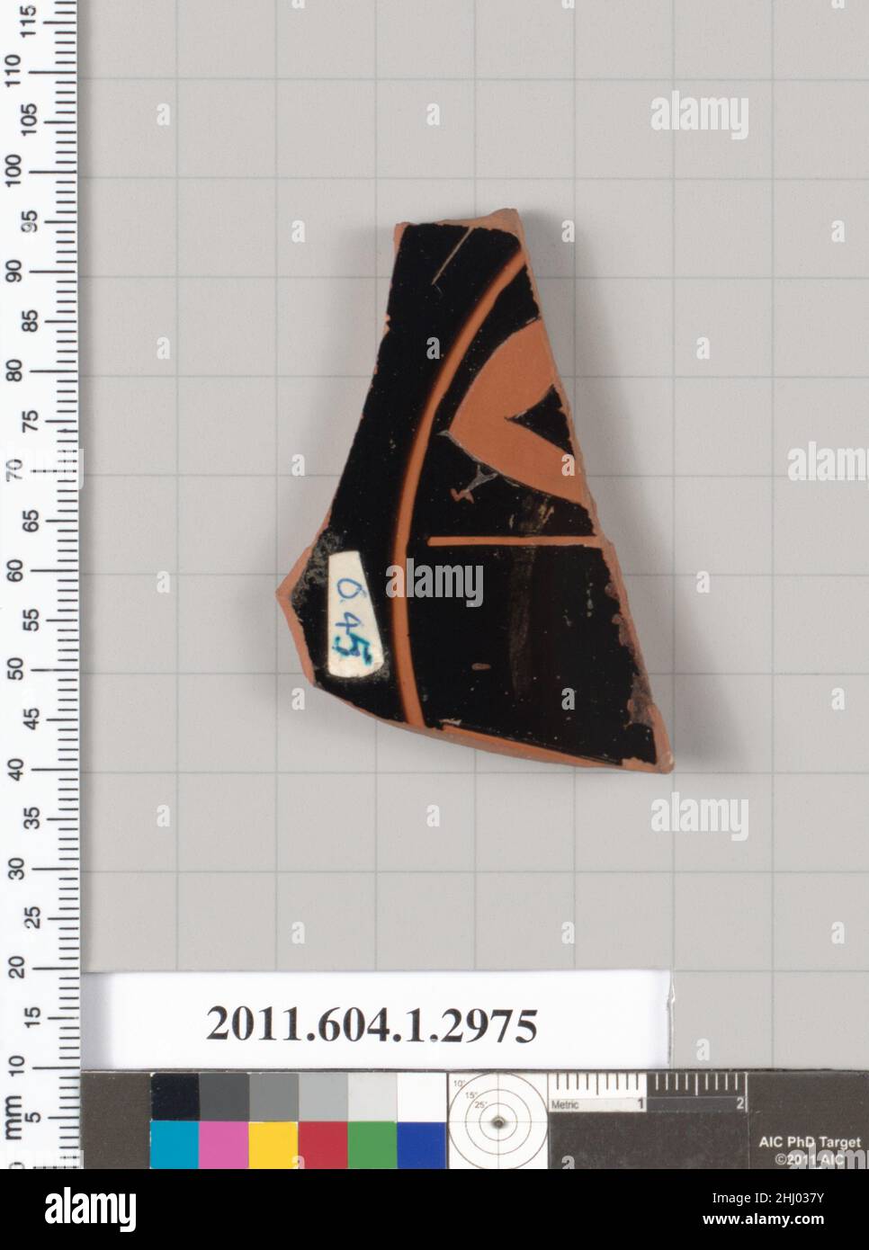 Frammento di terracotta di una kylix (tazza da bere) 500–490 a.C. Greco, Attico interno, curvo braccio destro che tiene la lancia; due lettere di un'iscrizione, IS. Frammento di terracotta di una kylix (tazza da bere) 689480 Foto Stock