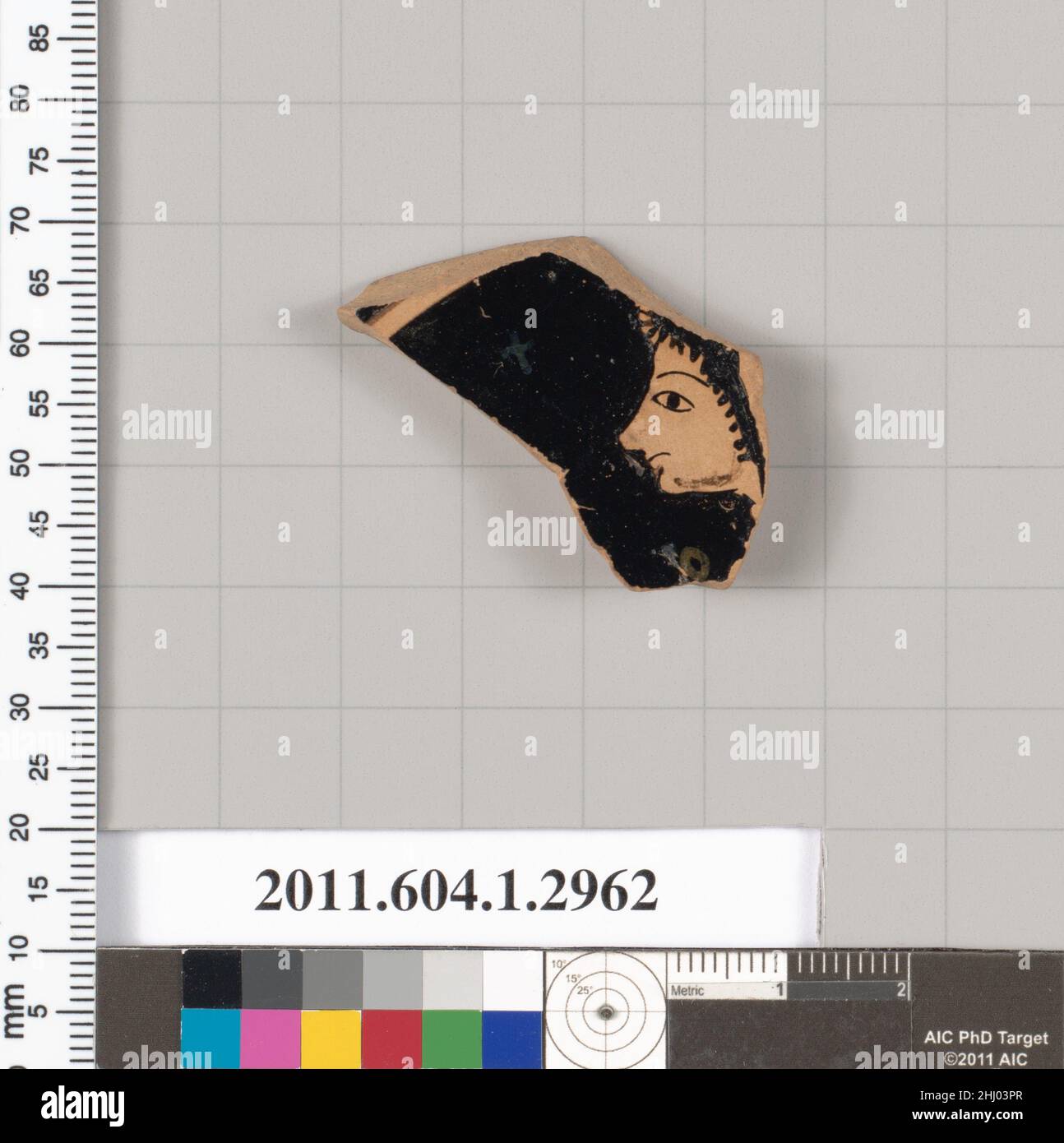 Frammento di terracotta di una kylix (tazza da bere) 520–500 a.C. Greco, Attico interno, parte di testa della giovinezza a sinistra; due lettere di una iscrizione, XO. Frammento di terracotta di una kylix (tazza da bere) 689604 Foto Stock