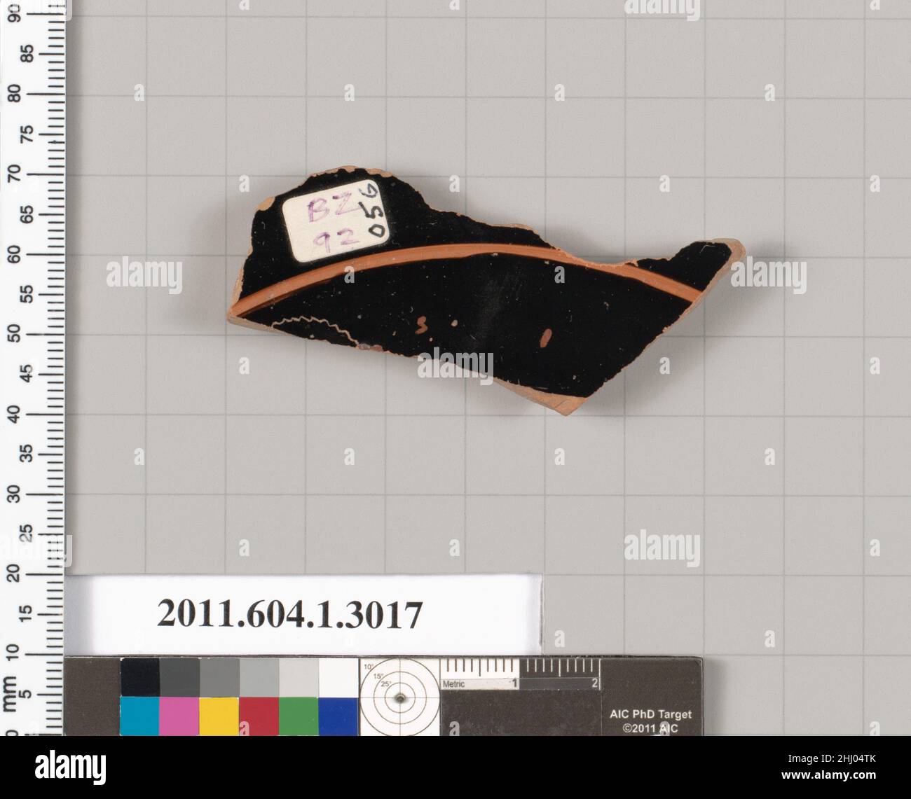 Frammento di terracotta di una kylix (tazza da bere) 500–490 a.C. Greco, Attico interno, parte superiore della testa della giovinezza; due lettere di un'iscrizione, È. Frammento di terracotta di una kylix (tazza da bere) 689521 Foto Stock