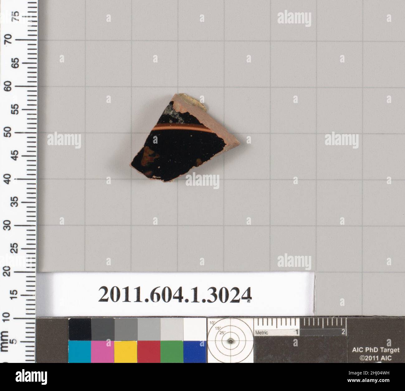 Frammento di terracotta di una kylix (tazza da bere) 520–480 a.C. Greco, Attico interno, due lettere di un'iscrizione?. Frammento di terracotta di una kylix (tazza da bere) 689528 Foto Stock