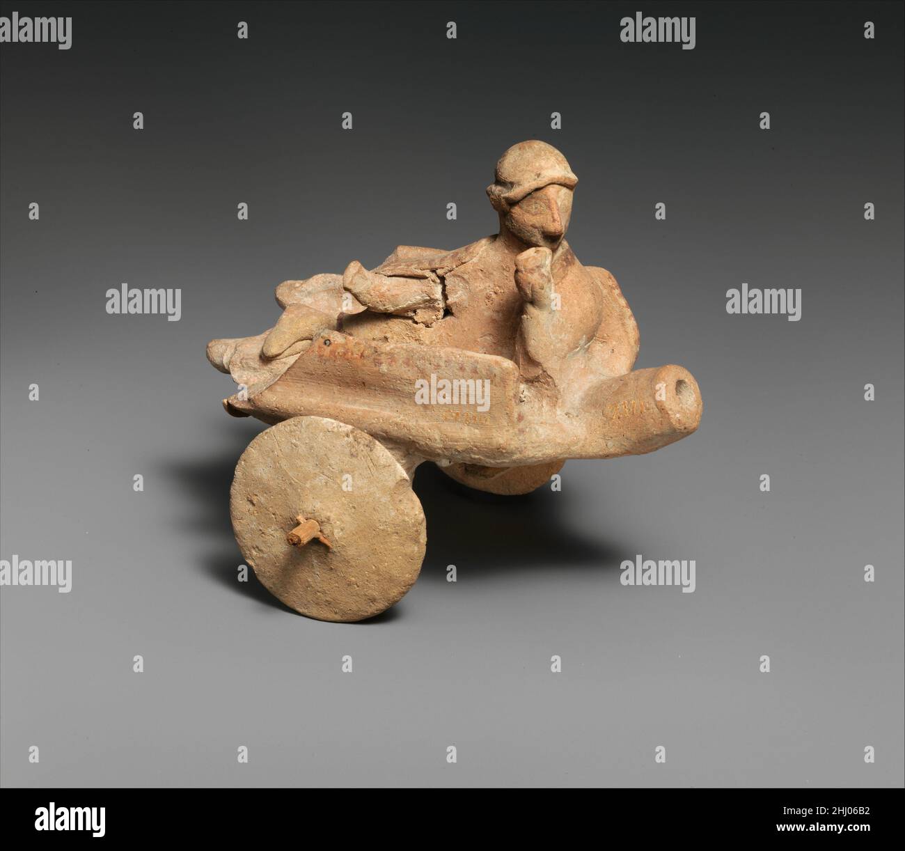 Modello in terracotta di un 'cart' 6th secolo a.C. Cipriota questo modello si differenzia dal 74.51.1792 principalmente per il fatto che la rotaia ai lati è più alta. Un singolo occupante maschio tiene una tazza. Modello in terracotta di un 'cart' 241357 Foto Stock