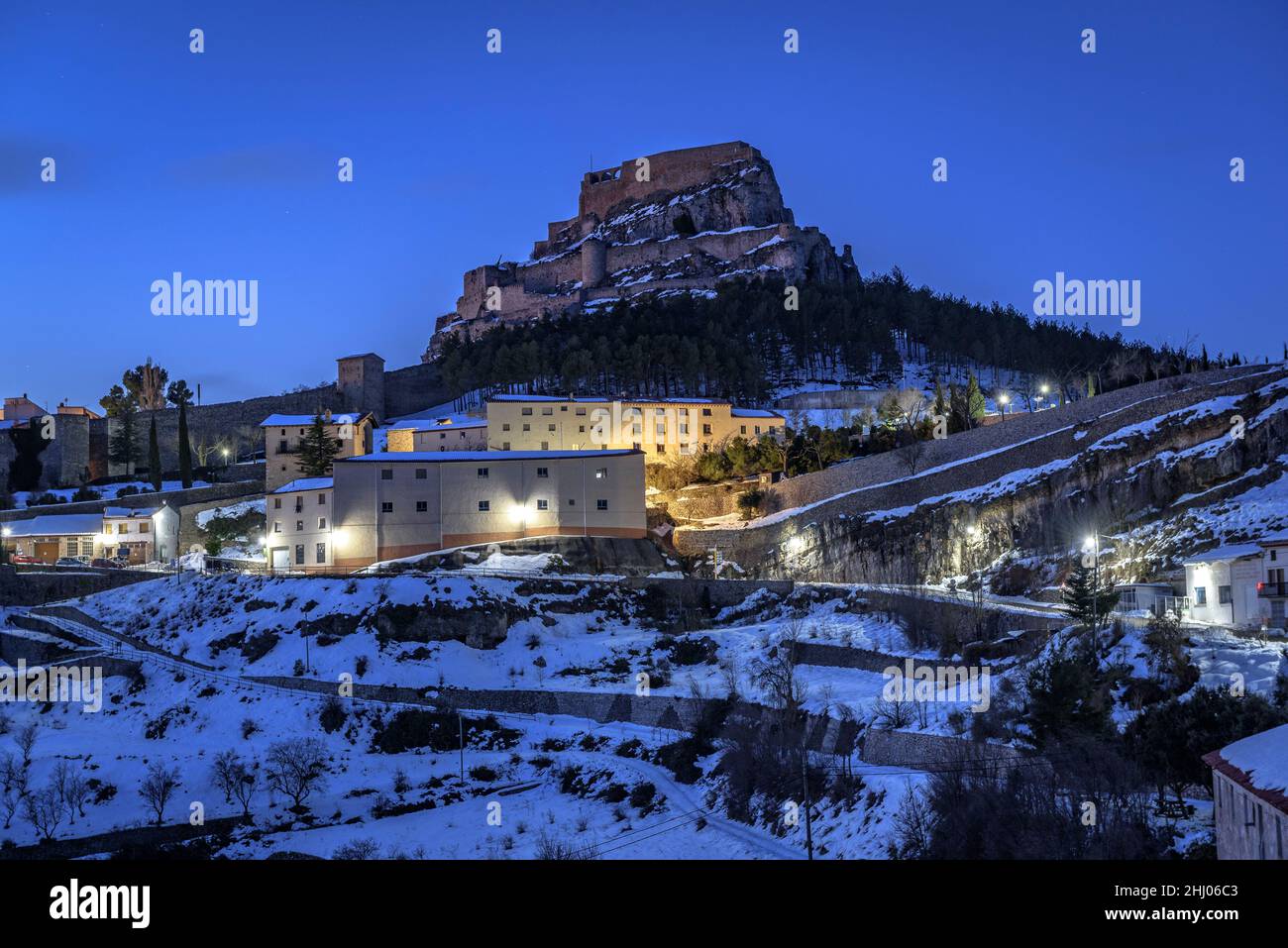 Morella città medievale in un'ora blu d'inverno / alba, dopo una nevicata (provincia di Castellón, Comunità Valenciana, Spagna) ESP: Vista de Morella, Valencia Foto Stock
