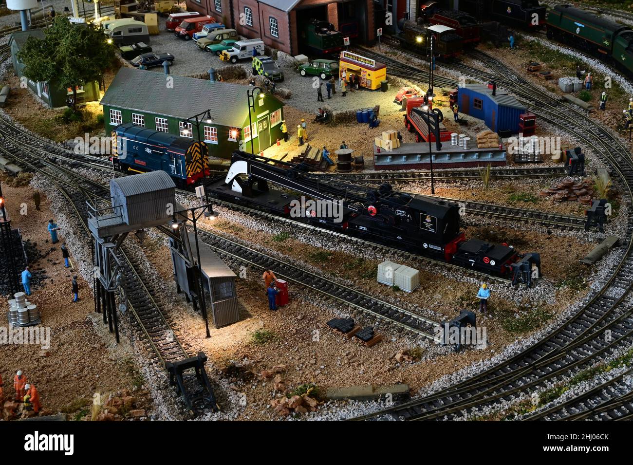 Una gru di servizio e locomotiva di classe 08 su un modello di ferrovia. Foto Stock