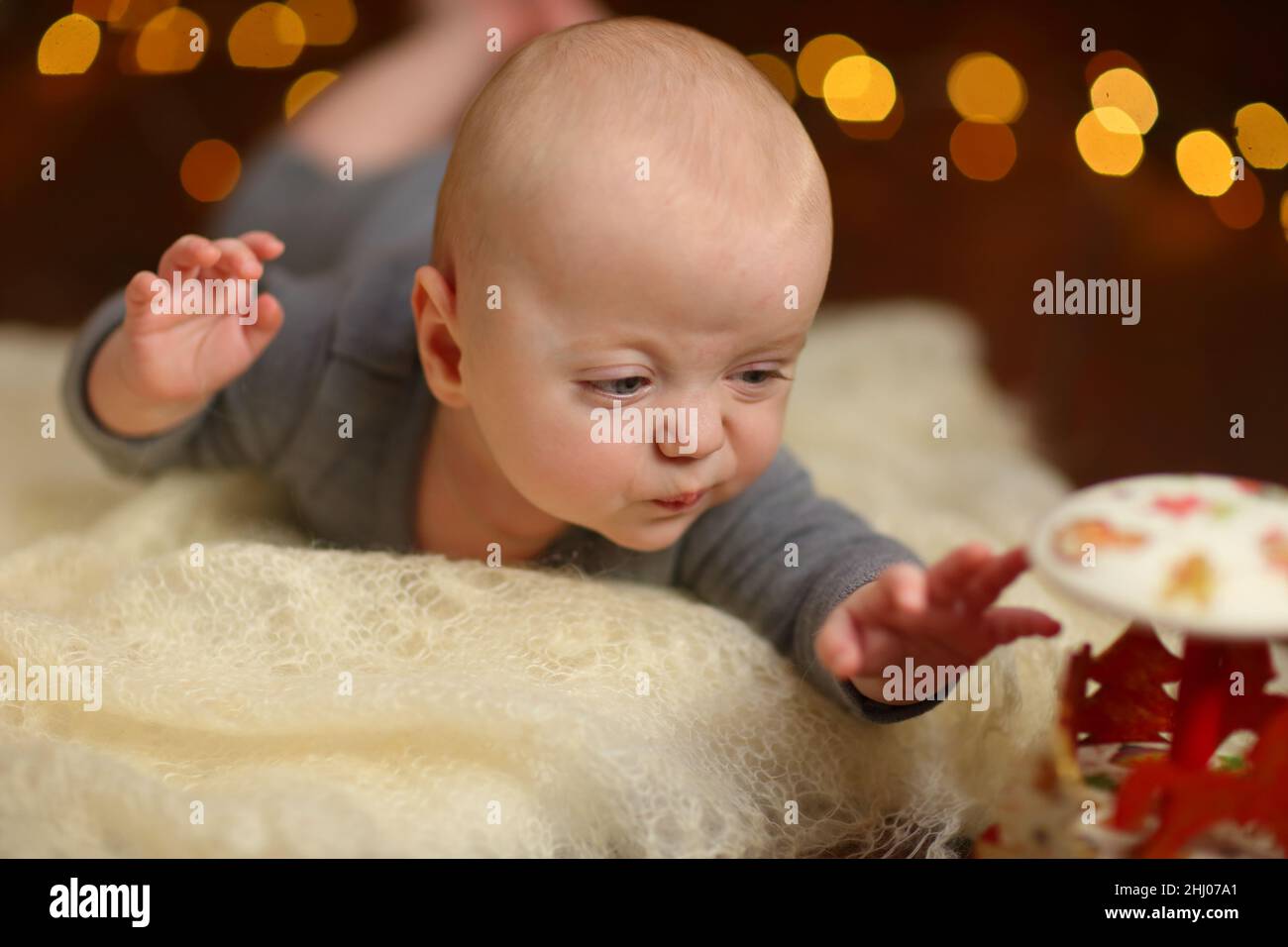 Baby giace sulla pancia Foto Stock