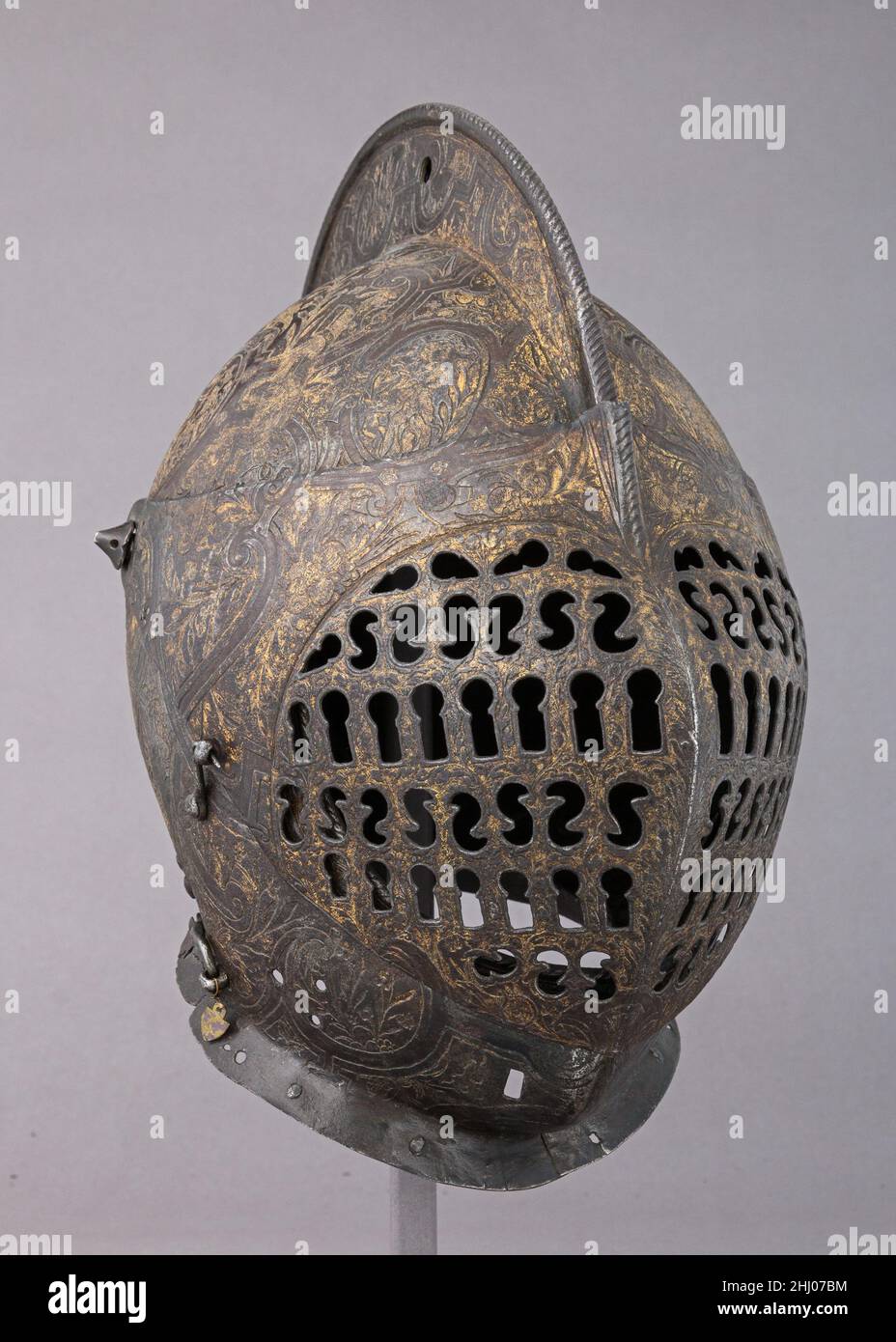 Chiudere l'elmetto ca. 1575 Francese la forma del pettine alto e lo stile di incisione identificano questo casco come un tipo distintivo francese della fine del XVI secolo. La decorazione include medaglioni con figure allegoriche di fede, prudenza, speranza e giustizia. Chiudere l'elmetto 21973 Foto Stock