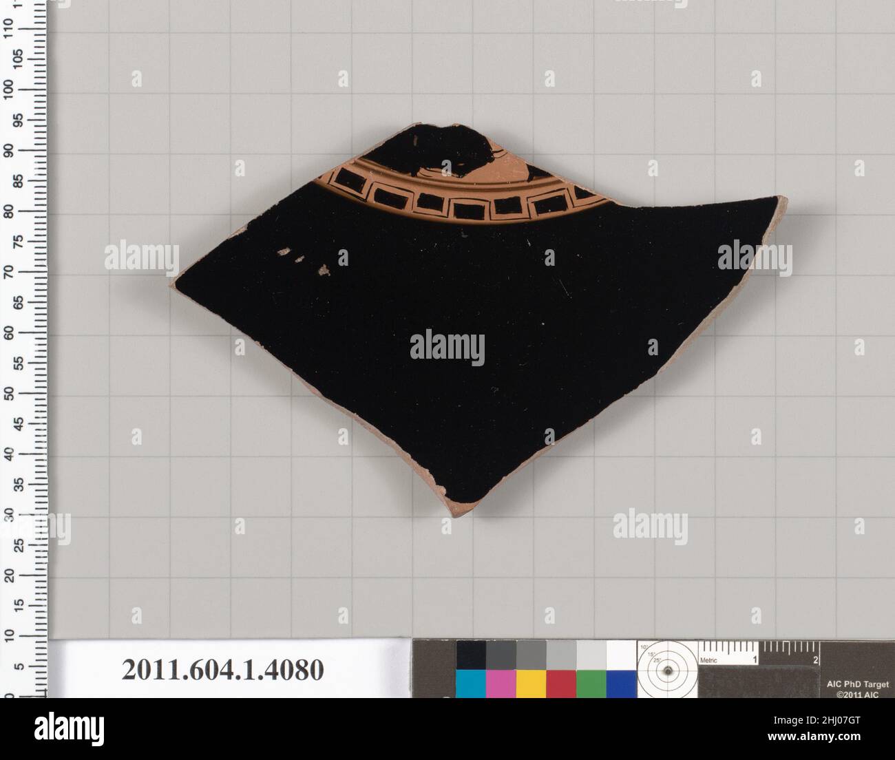 Frammento di terracotta di una kylix (tazza da bere) 520–500 a.C. Greco, Attico interno, merlatura con rettangoli; piede destro con punta di vitello aviato; esterno, parti di due palme circoscritte e tendri; piede e vitello avato di maschio a destra; due lettere di un'iscrizione, IX. Frammento di terracotta di una kylix (tazza da bere) 695651 Foto Stock