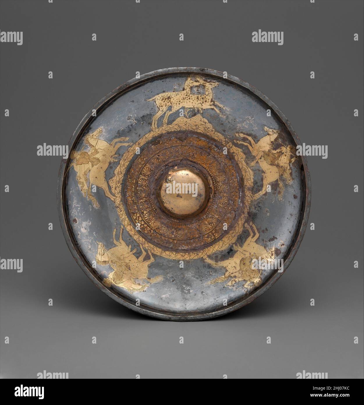 Oro argento phiale mesomphalos fine 5th secolo a.C. greco pochissimo piatto d'argento greco classico sopravvive oggi. La decorazione figurale dorata su questi esempi richiama alla mente i vasi di figura rossa ateniesi e gli studiosi discutano se vasi preziosi come questi fossero l'ispirazione per i vasi dipinti. Tuttavia, poiché la maggior parte dei vasi d'argento figurati in oro sono stati trovati nelle tombe macedone e Tracia sulle frange settentrionali del mondo ellenizzato e sono datati alla seconda metà del quinto secolo a.C., molto più tardi dell'avvento dello stile a figura rossa, è stato anche suggerito che l'afflusso Foto Stock