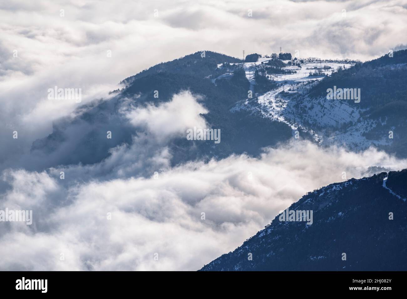 La valle di Llobregat coperta da un mare di nuvole durante l'inverno, visto dal Coll de Pal (Barcellona, Catalogna, Spagna, Pirenei) Foto Stock