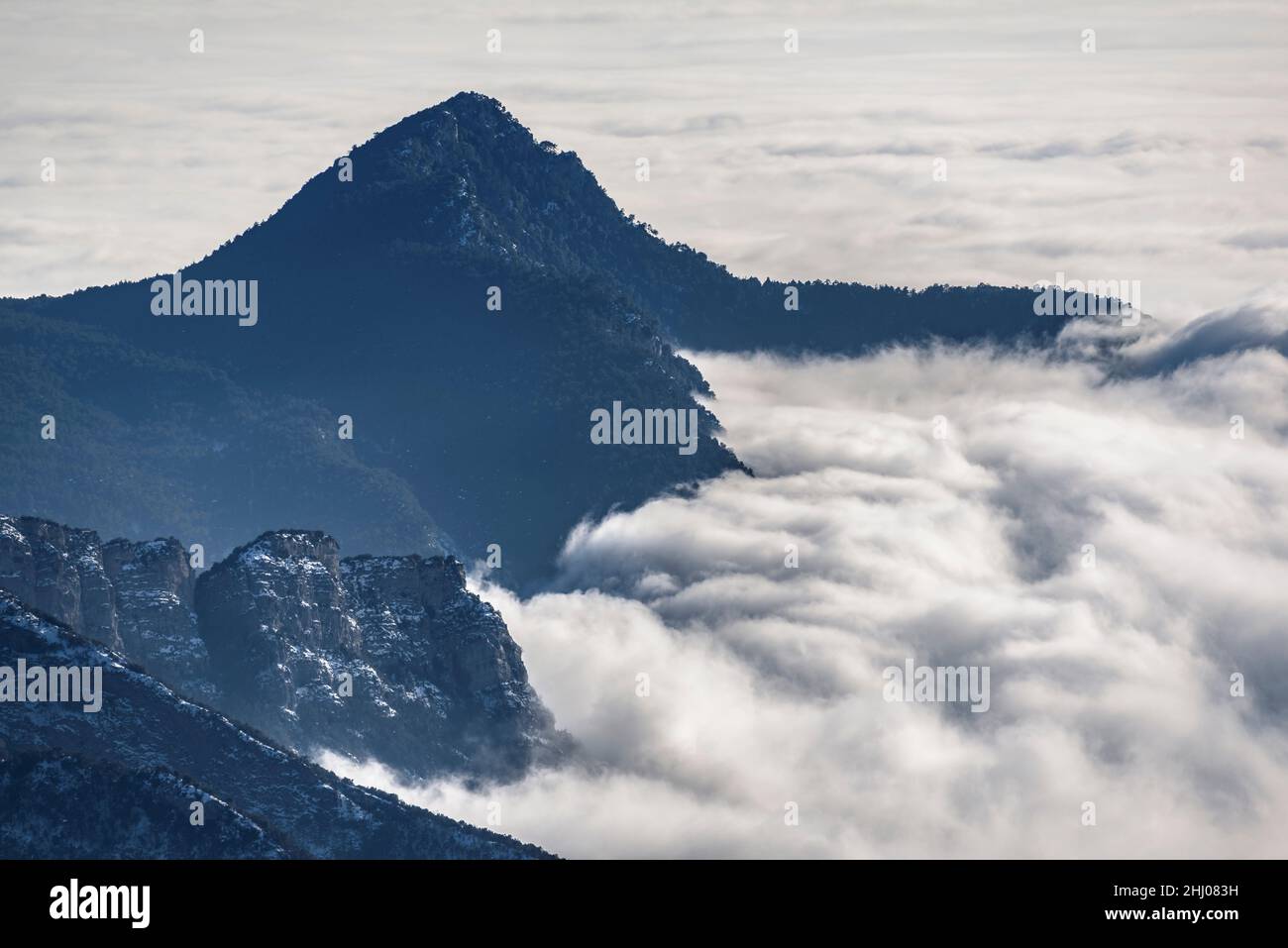 La valle di Llobregat coperta da un mare di nuvole durante l'inverno, visto dal Coll de Pal (Barcellona, Catalogna, Spagna, Pirenei) Foto Stock