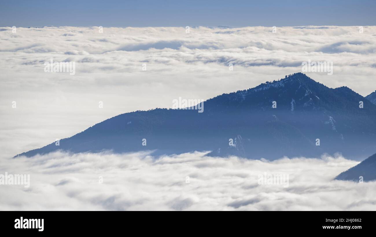 La valle di Llobregat coperta da un mare di nuvole durante l'inverno, visto dal Coll de Pal (Barcellona, Catalogna, Spagna, Pirenei) Foto Stock