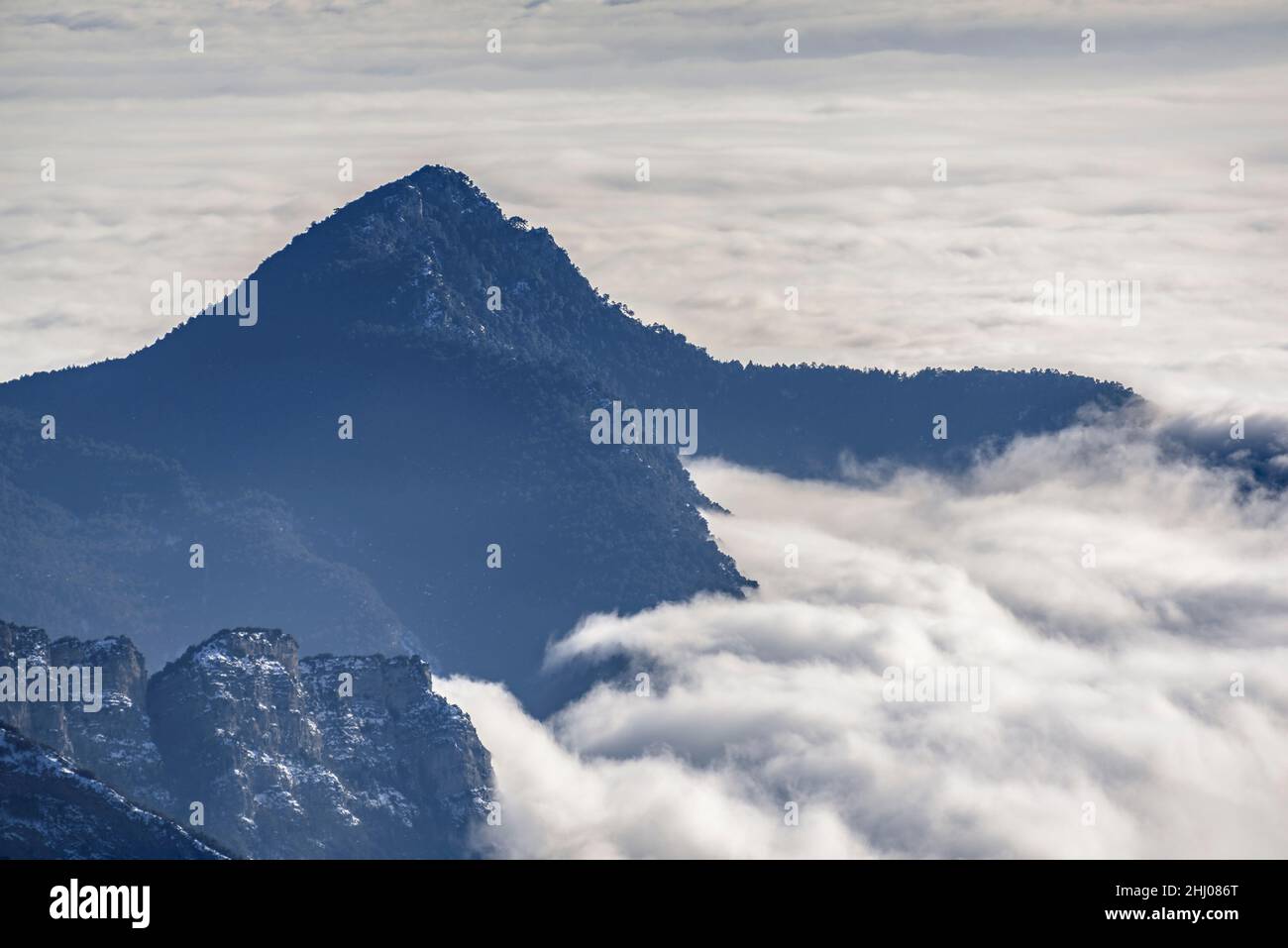 La valle di Llobregat coperta da un mare di nuvole durante l'inverno, visto dal Coll de Pal (Barcellona, Catalogna, Spagna, Pirenei) Foto Stock