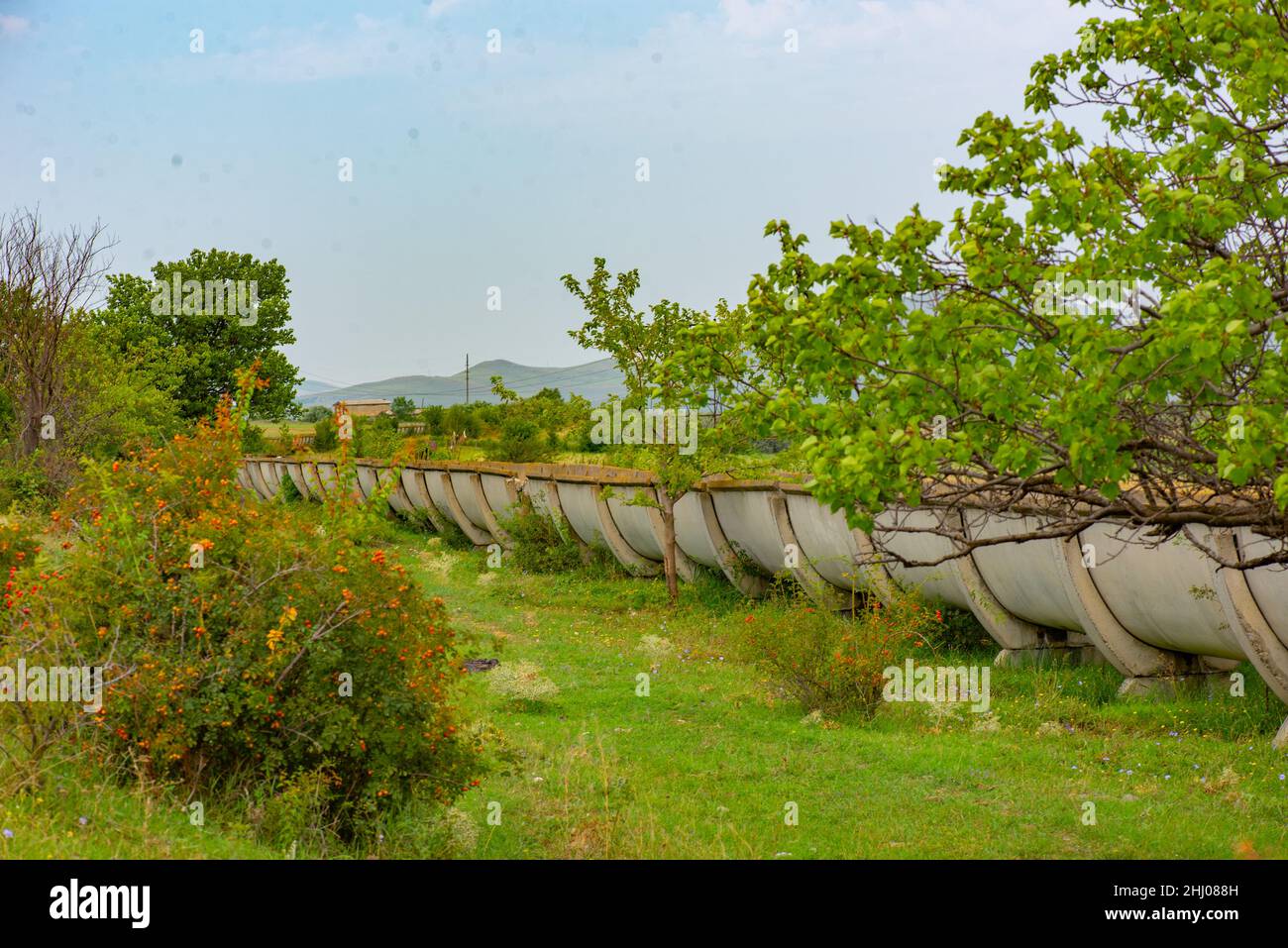 un fosso d'acqua molto lungo passa attraverso i campi Foto Stock