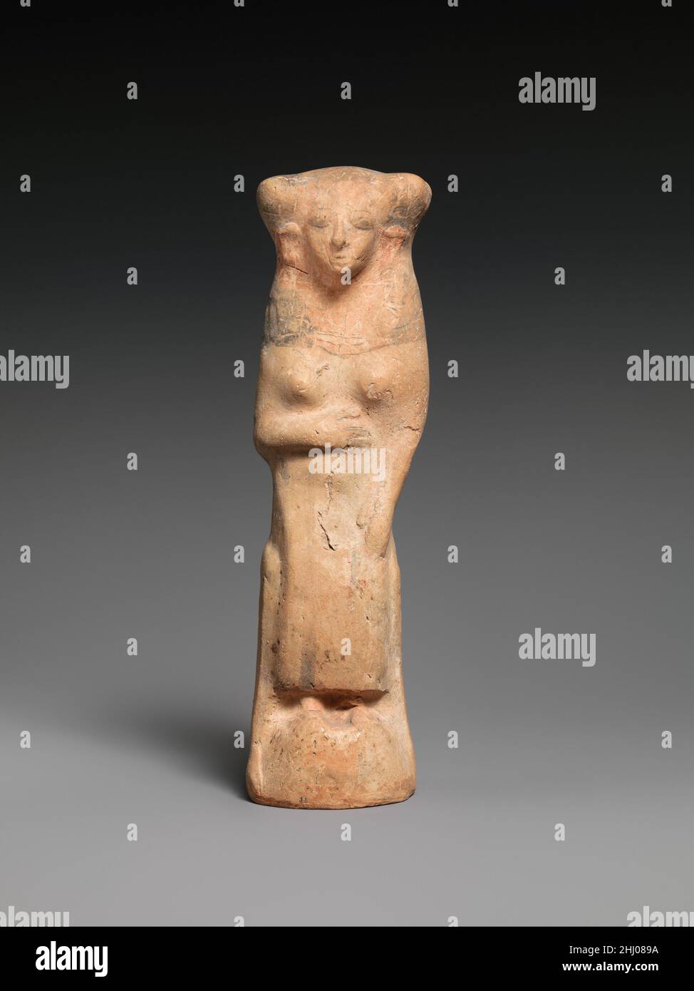 Terracotta donna ca. 600–480 a.C. Cipriota la figura rappresenta un tipo che venne a Cipro dal Levante ed è comune ai siti fenici e punici nel sesto e quinto secolo a.C. Una donna incinta siede con la mano sul ventre, il che significa la sua connessione con la fertilità. Terracotta donna 241267 Foto Stock