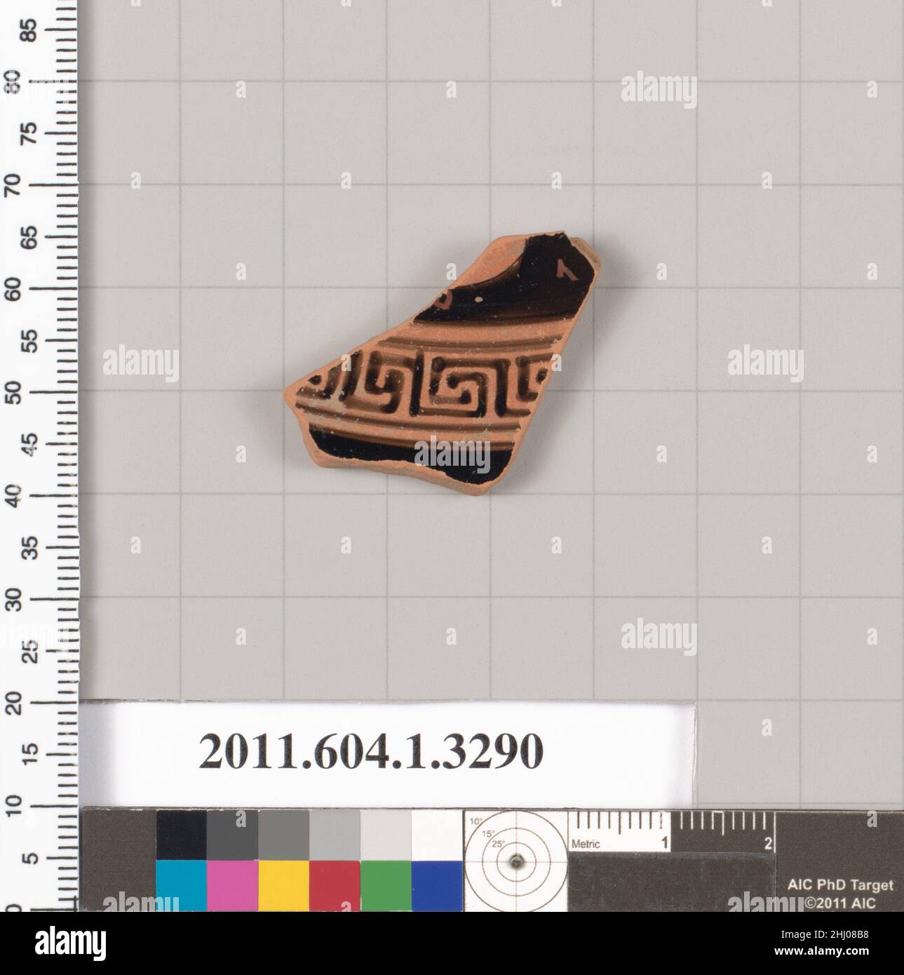 Frammento di terracotta di una kylix (tazza da bere) 490–480 a.C. Greco, Attico interno, soggetto non identificato; due lettere di un'iscrizione, lo?. Frammento di terracotta di una kylix (tazza da bere) 691801 Foto Stock