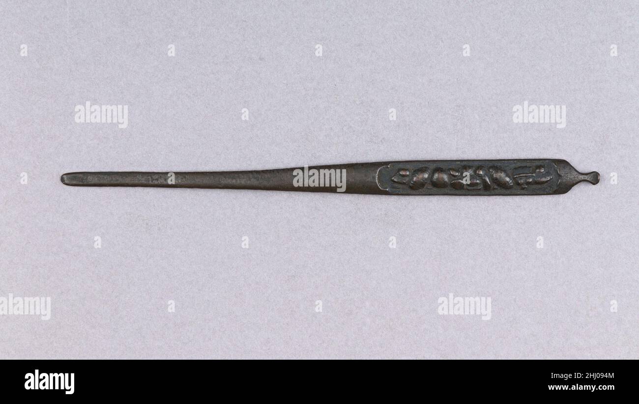 Hair Medicazione Tool (Kogai) 15th secolo giapponese A kōgai è uno strumento di parrucchiere che fa parte di una spada montaggio. L'attrezzo lungo e sottile è trasportato in una scanalatura sull'obverse di una scabbard di katana, spesso con un kozuka corrispondente (manico di un coltello) in una scanalatura sul retro. Strumento per la preparazione dei capelli (Kogai) 34985 Foto Stock