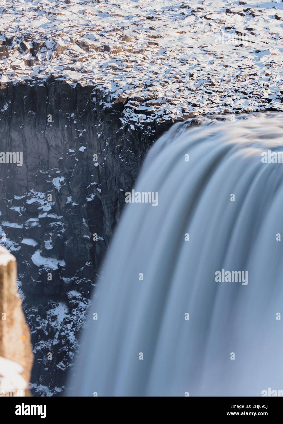 Spettacolare torrente di seta sulle rocce Foto Stock