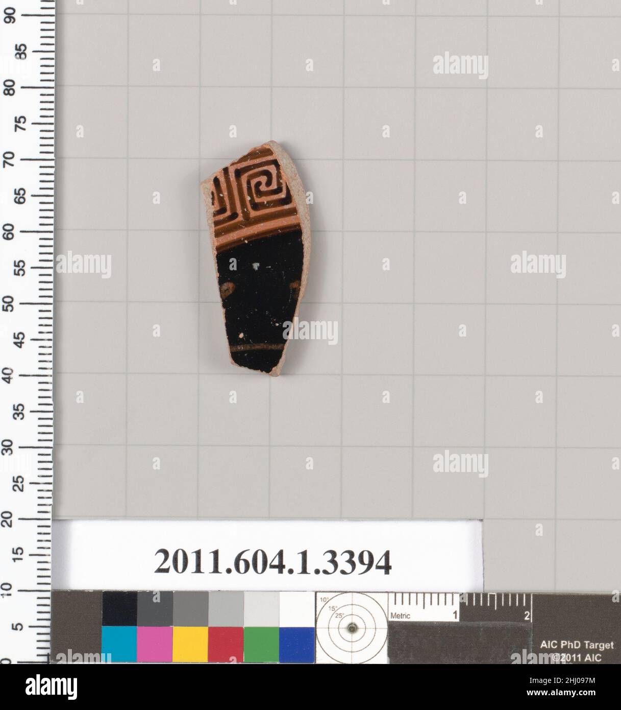 Frammento di terracotta di una kylix (tazza da bere) 490–480 a.C. Greco, Attico interno, due lettere di un'iscrizione [KA]lo[S]. Frammento di terracotta di una kylix (tazza da bere) 691885 Foto Stock