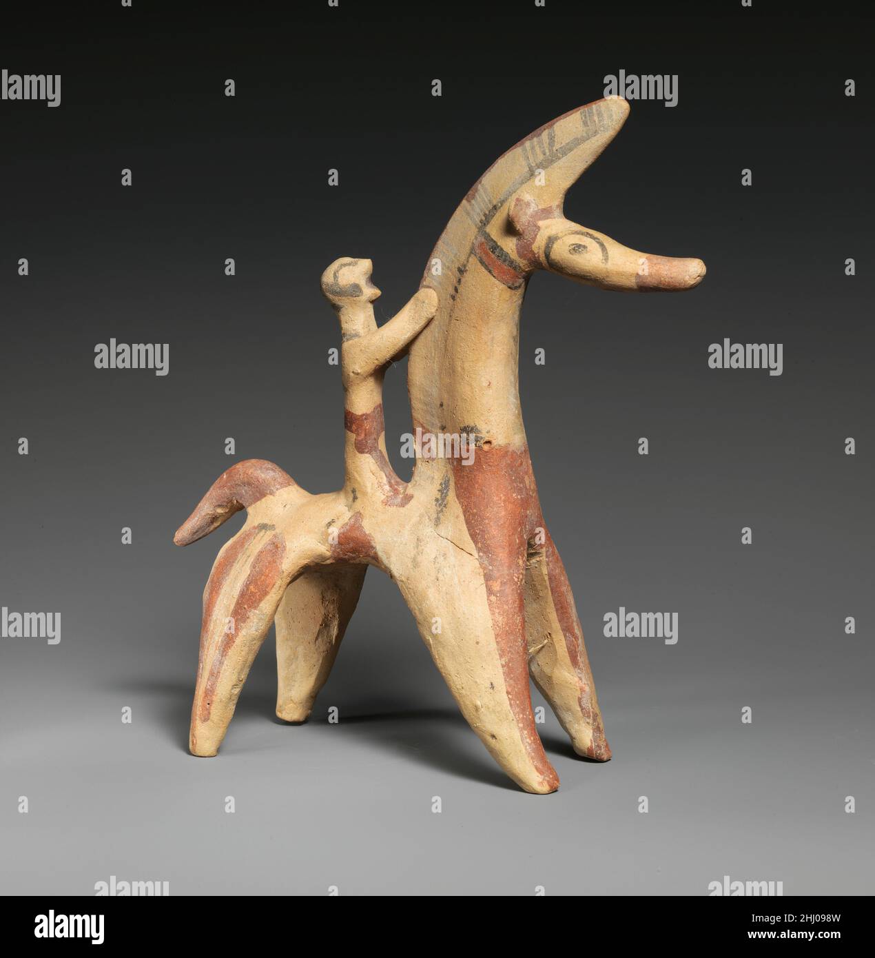 Cavallo di terracotta e cavaliere ca. 750–600 a.C. Cipriota in tutte le parti del mondo greco, solo i ricchi possedevano cavalli. Le raffigurazioni dei cavalli divennero sempre più comuni a partire dall'VIII secolo a.C., anche se il mezzo di scelta variava da regione a regione. Cipro ha prodotto una pletora di esempi di terracotta in vari stili. Cavallo e cavaliere di terracotta 241326 Foto Stock