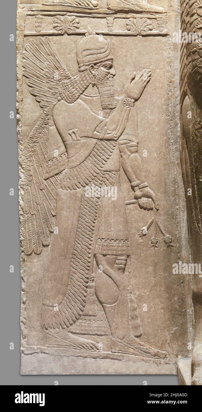Pannello di sfiato ca. 883–859 a.C. Assiro questo pannello rappresenta una figura protettiva soprannaturale simile a quella vista nel Palazzo Nord-Ovest a Nimrud (antica Kalhu) ma proviene da un'altra importante struttura nello stesso sito, il Tempio di Ninurta. Come il palazzo, il tempio di Ninurta fu costruito da Ashurnasirpal II (r. 883–859 a.C.), ed è molto probabile che molti dello stesso personale fossero coinvolti nella produzione dei programmi di soccorso per i due edifici. Ninurta era un dio importante nel pantheon mesopotamiano. In origine era una divinità agricola, ma per i re assiri era il suo associat Foto Stock