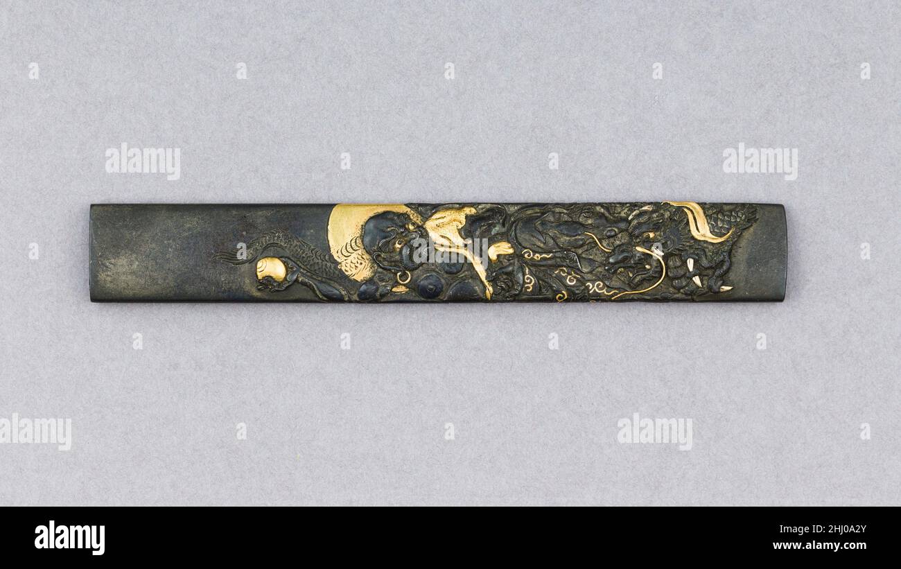 Impugnatura coltello (Kozuka) ca. 1615–1868 Giapponese Un kozuka è un manico di un coltello che fa parte di un attacco di spada. È tenuto in una fessura sul retro di una scabbard katana, spesso con un kōgai corrispondente (strumento di parrucchiere). Impugnatura del coltello (Kozuka) 34567 Foto Stock