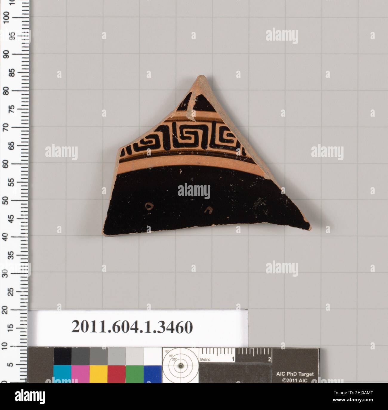 Frammento di terracotta di una kylix (tazza da bere) primo quarto del 5th secolo a.C. Greco, Attico interno, due lettere di una iscrizione, OP o PO?. Frammento di terracotta di una kylix (tazza da bere) 691914 Foto Stock