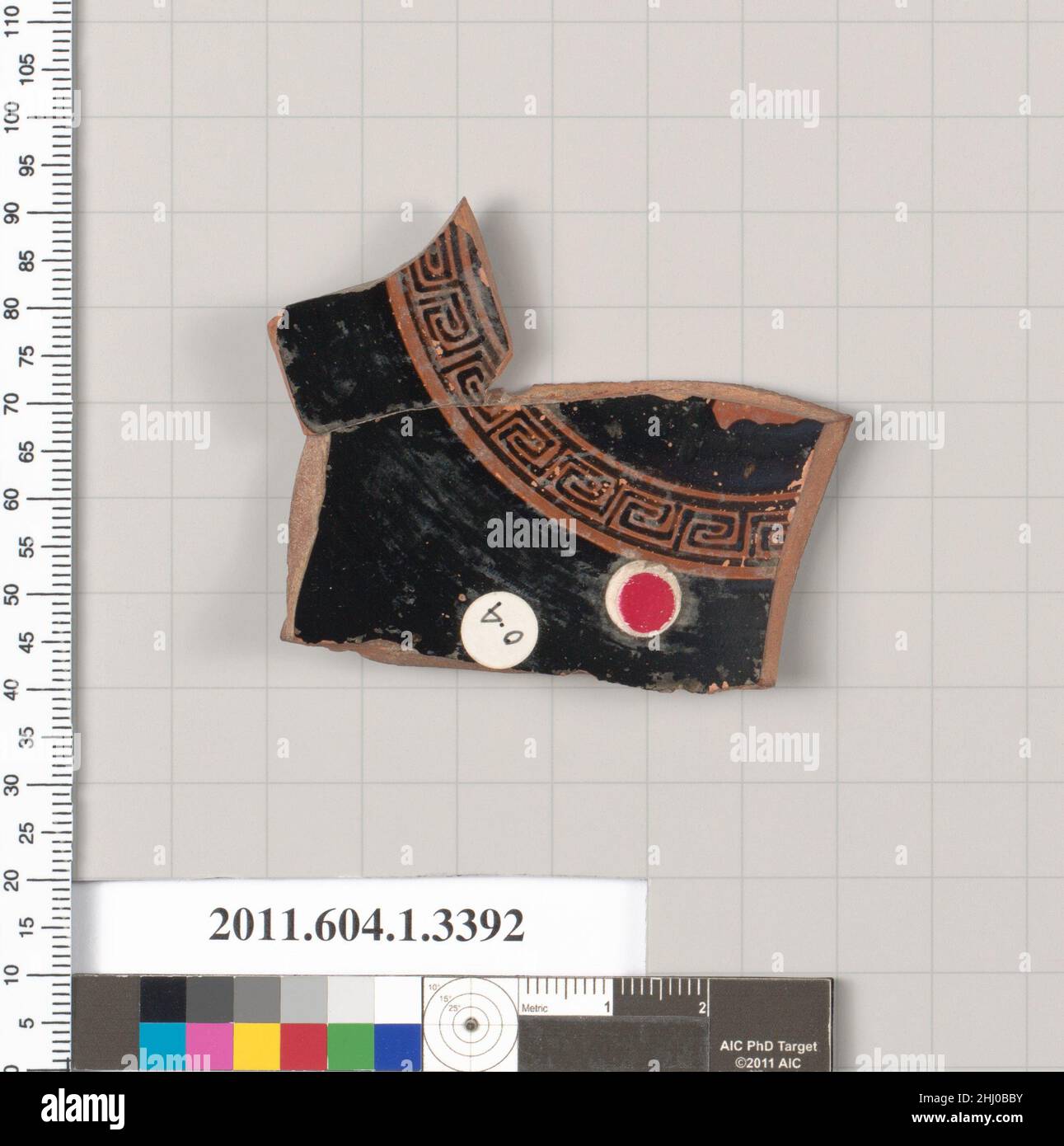 Frammento di terracotta di una kylix (tazza da bere) fine 6th/inizio 5th secolo a.C. Greco, Attico interno, soggetto non identificato; due lettere di un'iscrizione. Frammento di terracotta di una kylix (tazza da bere) 691883 Foto Stock