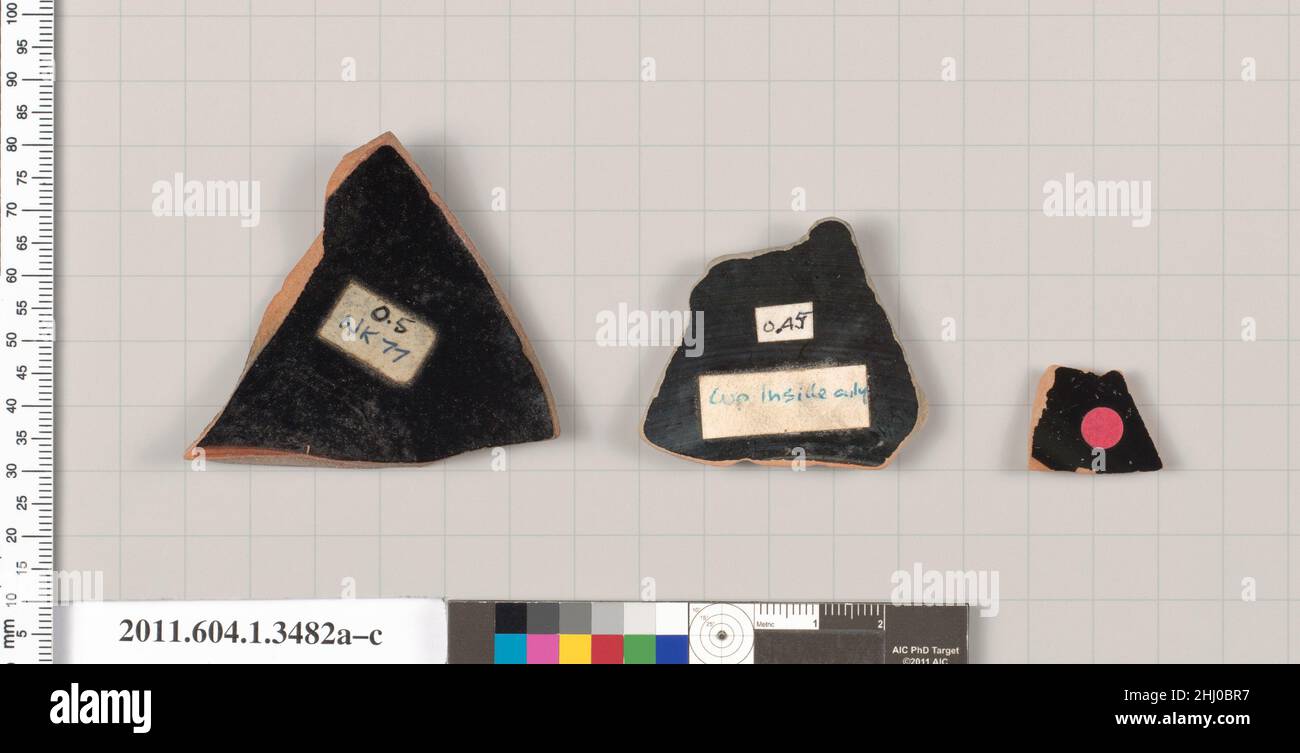 Frammenti di terracotta di kylike (tazze da bere) 500–475 a.C. Greco, Attico interno, tre frammenti di kylix glassa nera da DVB 26,16. Frammenti di terracotta di tipo kylike (tazze da bere) 692101 Foto Stock