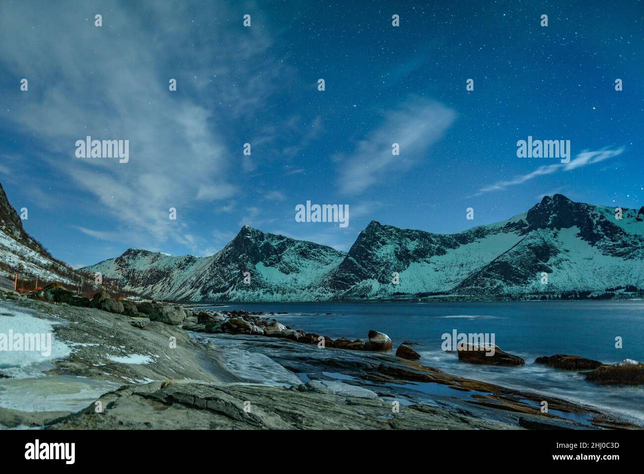 Montagne del fiordo di Ersfjord (isola di Senja) in una fredda notte invernale con l'aurora boreale (Senja, Norvegia) ESP: Montañas del fiordo de Ersfjord, Senja Foto Stock