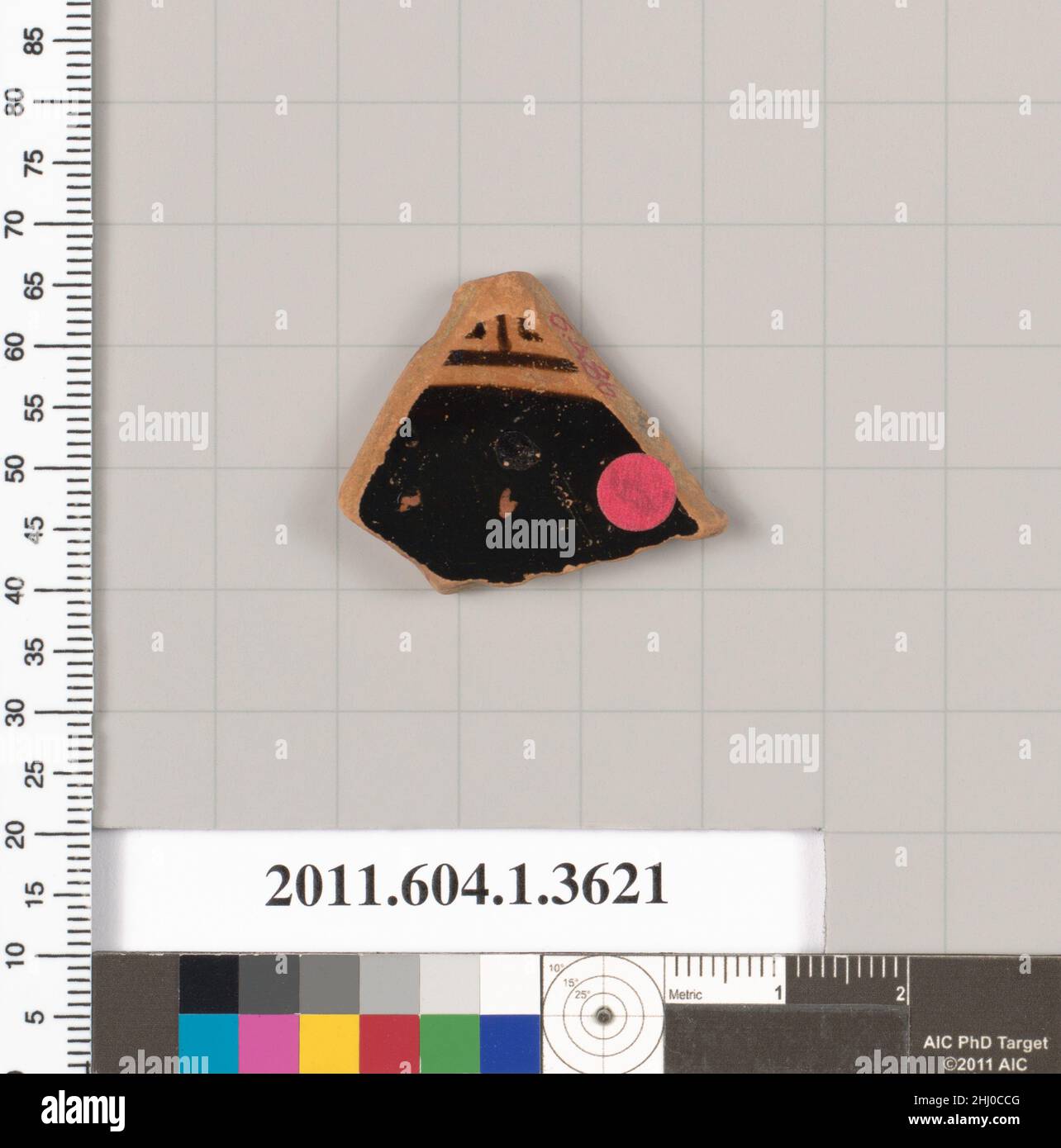 Frammento di terracotta di una kylix (tazza da bere) 500–470 a.C. Greco, Attico interno, tre lettere di un'iscrizione; o è fuggitivo; parte di vitello e piede di maschio a sinistra. Frammento di terracotta di una kylix (tazza da bere) 693208 Foto Stock