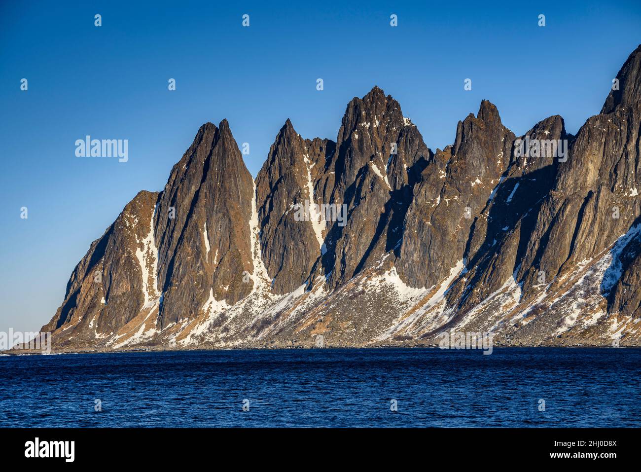 Oksen Mountain (noto anche come "i denti del male"), in una fredda mattinata di sole invernale (Senja, Norvegia) ESP: Montaña de Oksen en invierno (Senja, Noruega) Foto Stock