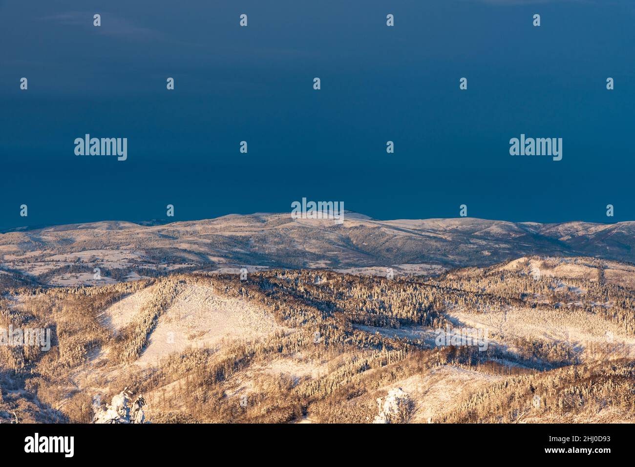 Le colline più vicine di Kysucke Beskydy e Beskid Sllaski con Skrzyczne collina sul backgrounf dalla cima della collina di Wielka Racza in inverno Beskid Zywiecki monte Foto Stock