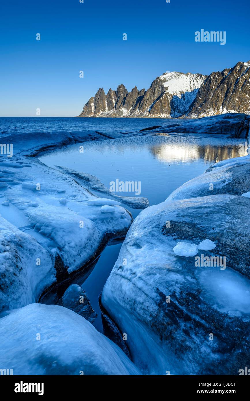 Oksen Mountain (noto anche come "i denti del male"), in una fredda mattinata di sole invernale (Senja, Norvegia) ESP: Montaña de Oksen en invierno (Senja, Noruega) Foto Stock