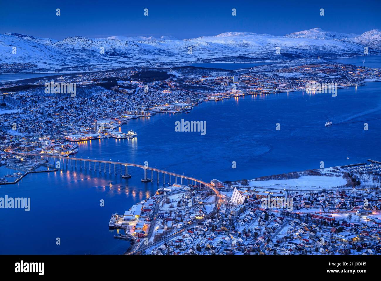 Crepuscolo invernale e serata a Tromsø, vista dal punto di vista di Fjellstia Utsiktspunkt via funivia Fjellheisen Tromsø (Tromsø, Norvegia) Foto Stock