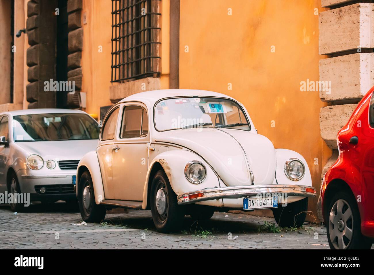 Old retro Vintage White Color Volkswagen Beetle Car parcheggiato in strada Foto Stock