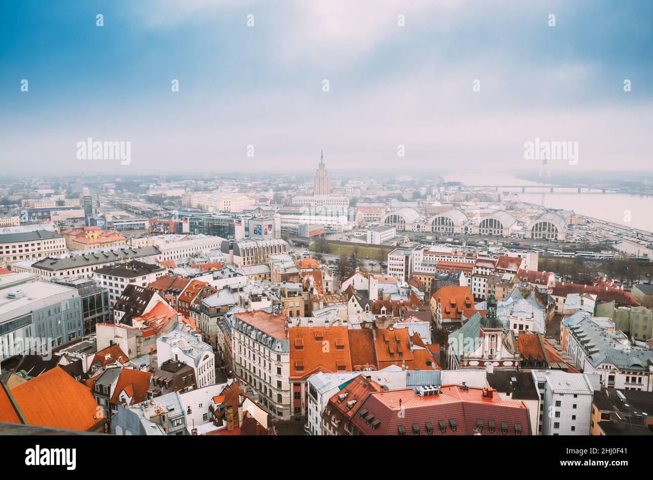 Riga, Lettonia. Vista dall'alto paesaggio urbano in Misty Fog Rainy Day. Accademia Lettone delle Scienze, stazione degli autobus di riga International Coach Terminal e riga Central Foto Stock