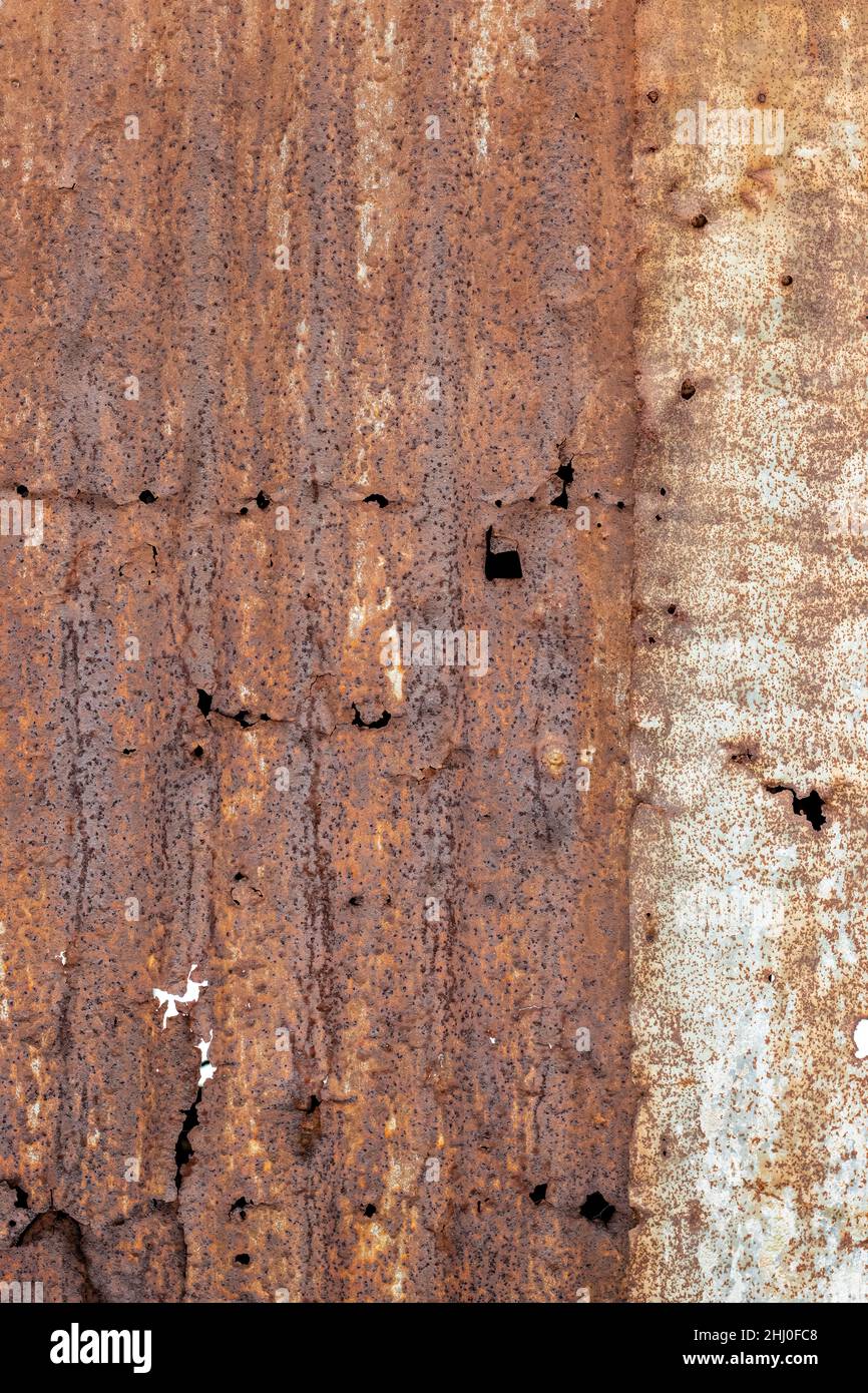 Rotto vecchio foglio di ferro ondulato con ruggine pesante per sfondo di texture Foto Stock