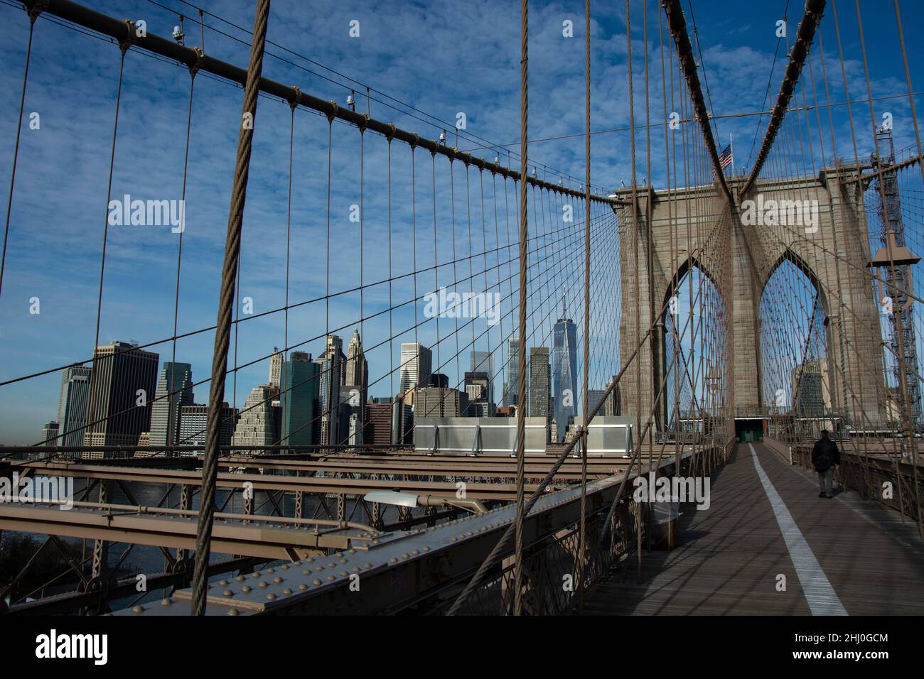 Spektakulärer Blick von der Brooklyn Bridge auf die Skyline von Manhattan Foto Stock