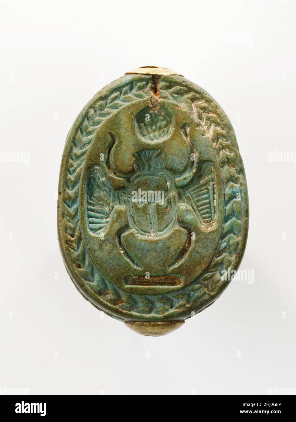 Scarab ca. 1550–1479 a.C. nuovo regno questo scarabeo fu trovato nella stessa bara delle statuette di Amenemhab (26,7.1413a, b) e Huwebenef (26,7.1414a, b). Un interessante mix di disegni indica la vivida individualità delle opere d'arte realizzate durante questo periodo transitorio. Il tipo posteriore, che non ha alcuna indicazione delle casse dell'ala del coleottero, è tipico dei secondi scarabei del periodo intermedio trovati nel Delta del Nilo, e il modello della corda che incornicia il disegno sulla base era stato usato dal Regno Medio; entrambi questi disegni continuarono all'inizio della Dinastia 18. Lo scarabeo alato sulla base è un n Foto Stock