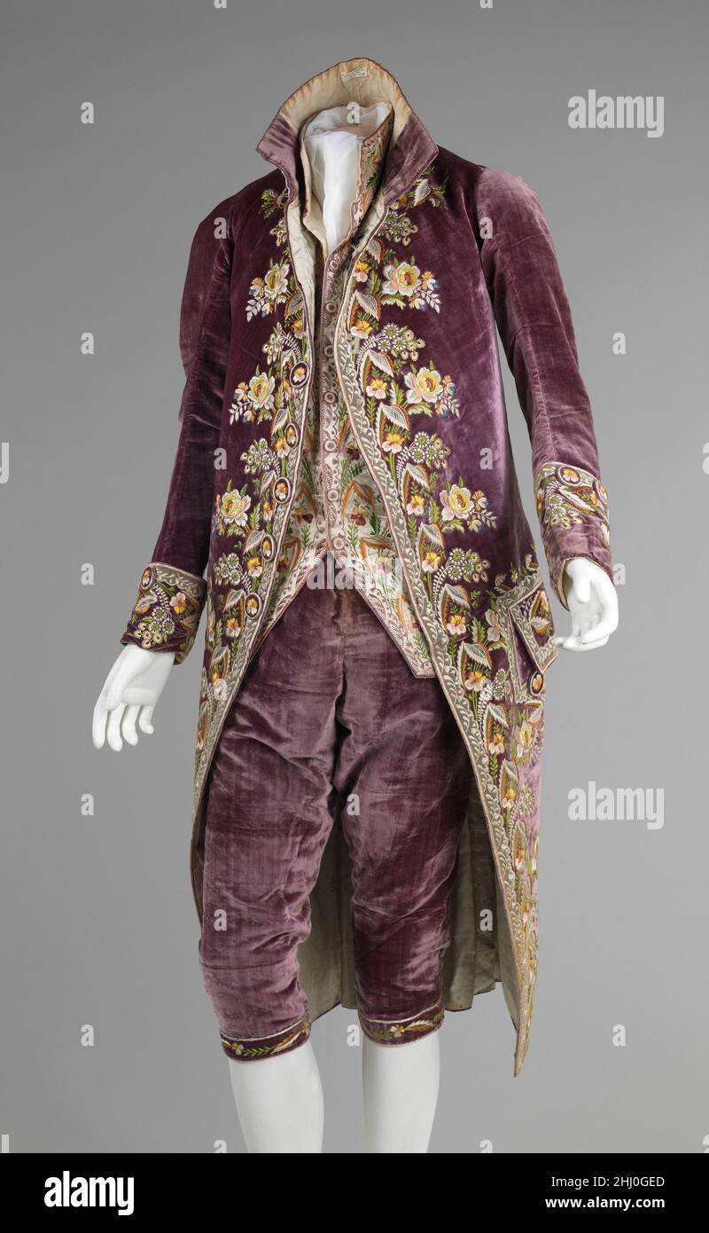 Tuta da corte ca. 1810 Francese questa tuta in tre pezzi è esemplare di  abile ricamo francese e la silhouette di abbigliamento da corte maschile  durante il periodo di Napoleone Bonaparte (1769-1821).