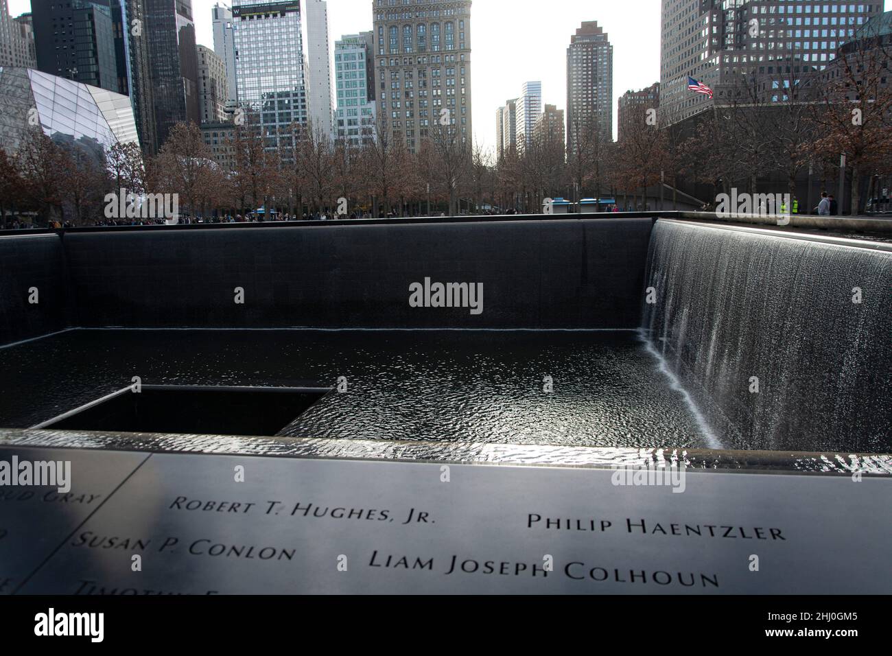 New York: Die Memorial Pools mit den Namen der getöten Personen der Attentate von 9/11 Foto Stock