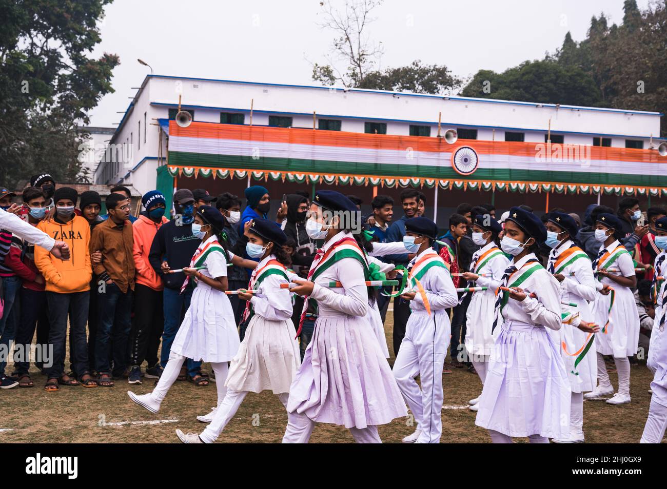 Tehatta, India. 26th Jan 2022. L'India celebra la Giornata della Repubblica del 73rd in tutta la nazione. I festeggiamenti di quest'anno sono speciali, in quanto l'India è nel 75th anno dell'Indipendenza, celebrato come "Azadi ka Amrit Mahotsav". In questa occasione, una parata annuale si svolge presso il villaggio di confine India-Bangladesh di Tehatta. (Foto di Soumyabrata Roy/Pacific Press) Credit: Pacific Press Media Production Corp./Alamy Live News Foto Stock