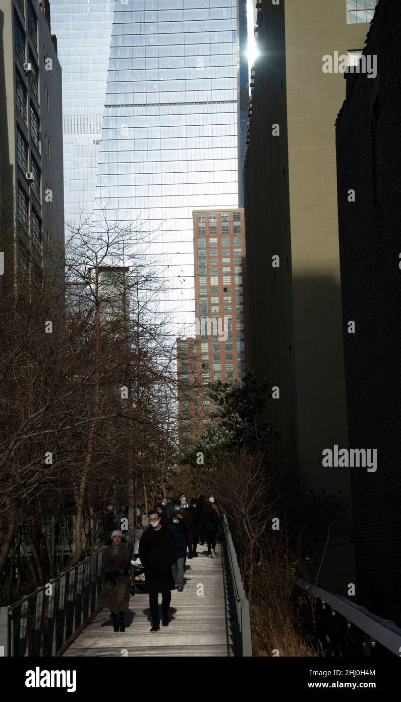 New York: Moderne Wohngebäude entlang der begrünten High Line Foto Stock