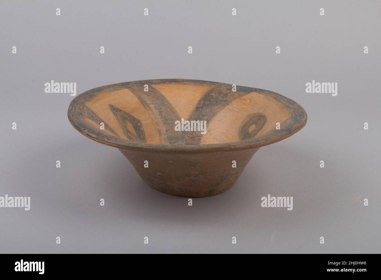 Bowl (WAN) 2300–2000 a.C. Cina. Ciotola (WAN). Cina. 2300–2000 A.C. Terracotta con pigmento. Periodo neolitico, cultura Majiayao, tipo Machang. Ceramica Foto Stock