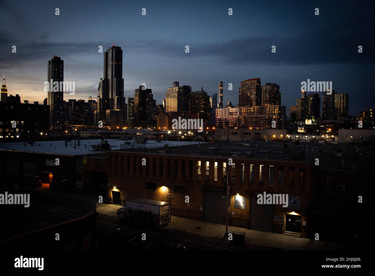 Abenddämmerung a New York mit der spektakulären Skyline von Long Island Foto Stock